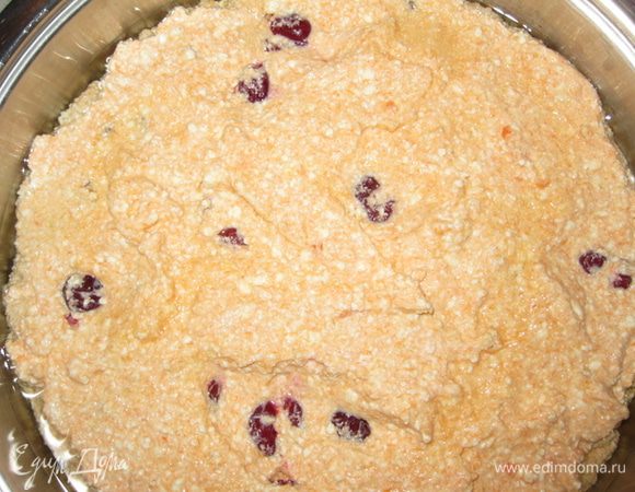 Противень смазываем растительным маслом. Выкладываем туда половину творожно-морковной массы, высыпаем вишни и наверх выкладываем оставшуюся массу. Ставим в духовку на 20-30 минут.
 Приятного аппетита!