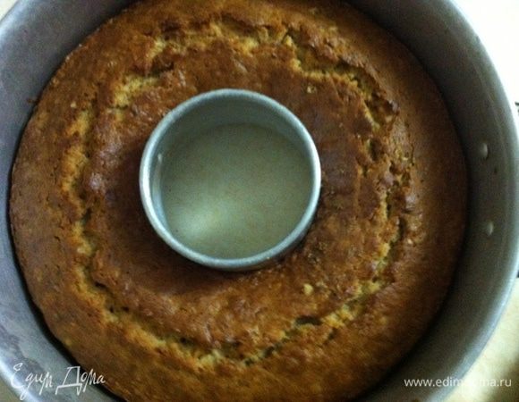 Выпекать в заранее разогретой духовке, на 190 гр около 45 минут, до сухой палочки.
У меня кексик румяненький вышел)))
Достать кекс из духовки и поставить форму на мокрое полотенце, это чтобы легко доставать было потом, и дать немного остыть.