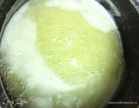 Тем временем готовим лимонно-сливочный сиропчик. В кастрюльке смешаем сахарную пудру, лимонный сок, сливки и масло, доведем до кипения и поварим минут 5-7 до тягучести.