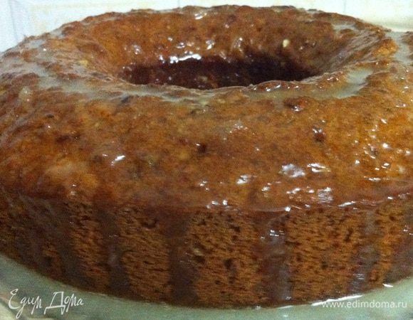 Достанем кекс из формы, переложим на блюдо и польем горячим сиропом.