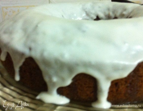 Теперь можно украсить наш кекс.
Но я решила полить ещё и помадкой сверху, из сахарной пудры и лимонного сока, думала, что так будет красивей, так как кексик у меня темненький вышел.. но потом пожалела, так как без глазури он был калоритней. В след. раз не буду глазурить)))) но вкус от этого не пострадал!)))