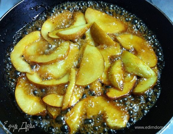 Для украшения, пока выпекался кекс, карамелизировала айвовые дольки в небольшом количестве сахара.