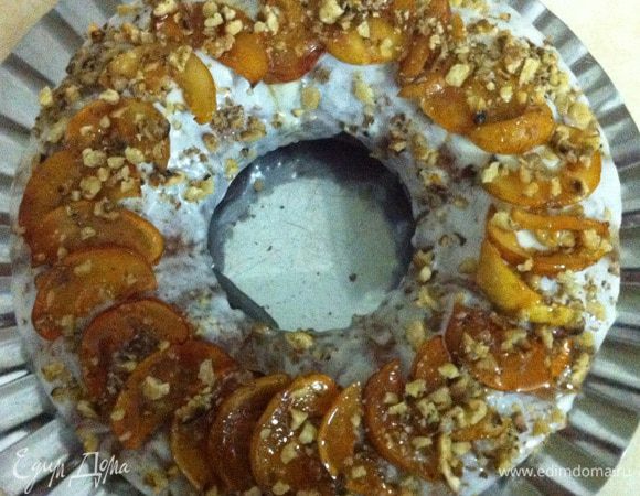 Выложила дольки на кекс, сверху полила карамелью и посыпала орешками.