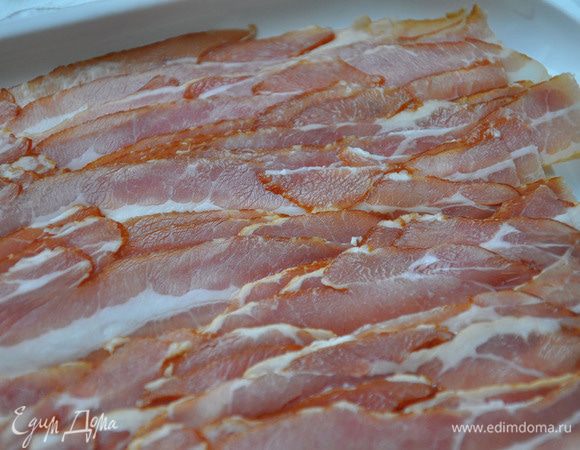 Полоски бекона отделить друг от друга.