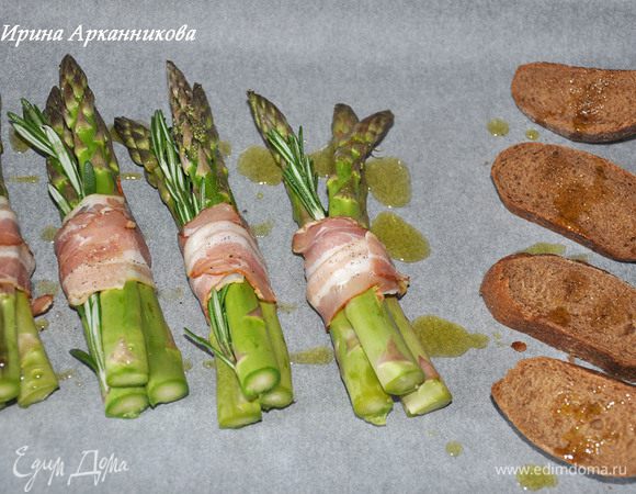 Рядом порезать на куски хлеб. Все присолить, поперчить и сбрызнуть маслом. Выпекать при 180 гр около 20 минут. Хлеб вытащить через 10 минут.