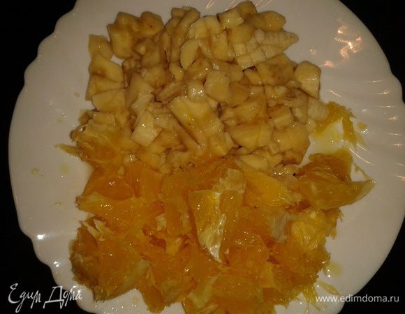 Апельсины и бананы нарезать кубиками.