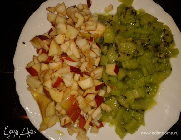 Нарезать яблоки и киви кубиками.