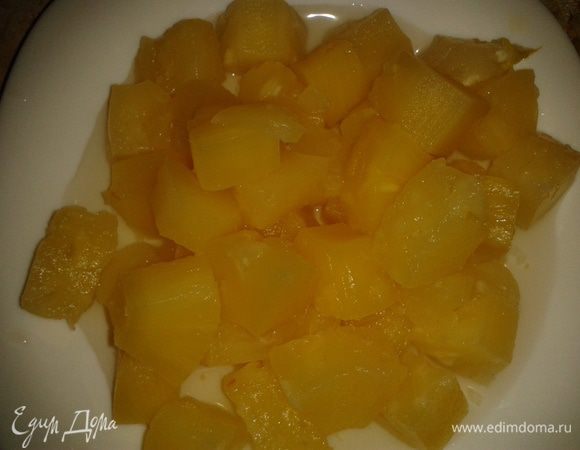 Ананасы нарезать кубиками.