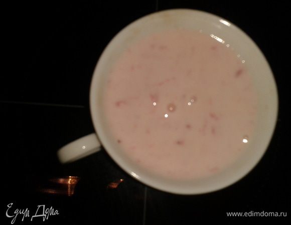 Йогурт клубничный.