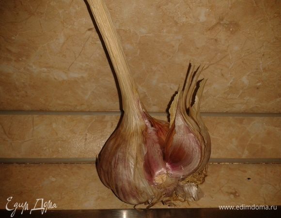 Зубчик чеснока мелко нарезать.