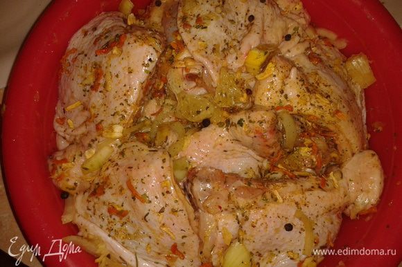 соль, перец, лимон и все перемешать, оставить курицу в маринаде на 20 минут. Затем курицу вместе с маринадом тушим на сковороде 50 минут, периодически поливая маринадом.