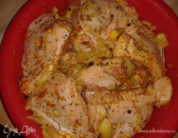 соль, перец, лимон и все перемешать, оставить курицу в маринаде на 20 минут. Затем курицу  вместе с маринадом тушим на сковороде 50 минут, периодически поливая маринадом. 