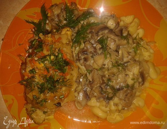 Можно приготовить на гарнир макароны. На тарелку выкладываете грибы с соусом, сверху курочку, зелень. В макароны также можно добавить грибочки. 