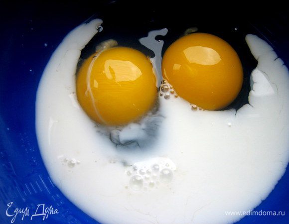 Вливаем к ним молоко.