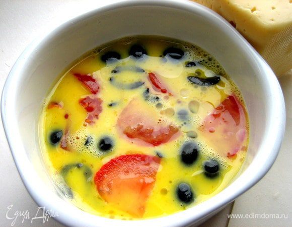 Затем немного помидорки! Ставим запекаться в разогретую духовку.