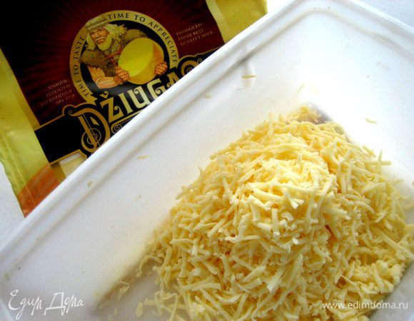 Натираем сыр (отлично подойдёт ароматный "Джюгас"!) и через 15 минут посыпаем на омлетик.