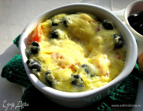 Запекаем ещё минут 5-10.Омлет должен оставаться нежным.