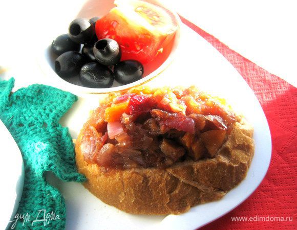 Рецепт чатни здесь... http://www.edimdoma.ru/retsepty/60318-yablochnyy-chatni-k-myasu Когда он постоял,настоялся,то стал похож на пикантный мармелад)))