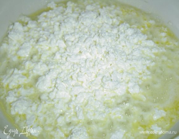 На сковороду наливаем немного оливкового масла, даем ему хорошенько нагреться, а затем выкладываем творог. Жарим творог, периодически помешивая, чтобы он не пригорел, а когда отделиться сыворотка, то даем ей выпариться, а затем подсолим творог.