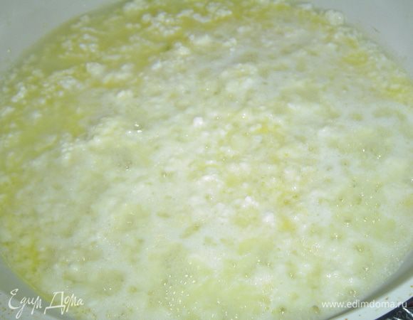 Продолжаем обжаривать творог до такого состояния, когда он начнет тянуться.