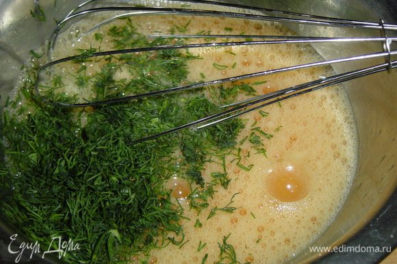 Яйца взбиваем, добавляем соль, перец по вкусу, а так же измельченный укроп