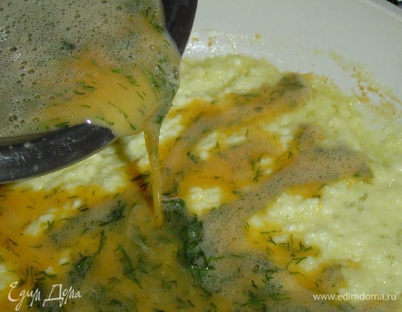 и выливаем все на сковороду к творогу. Жарим до готовности, накрыв крышкой.