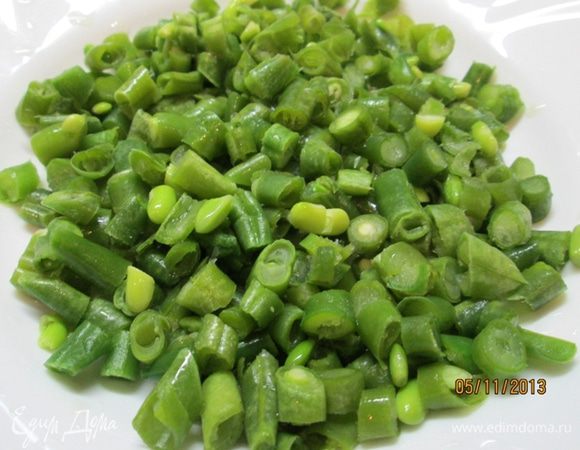 Фасоль мелко порезать. Мне было удобнее резать не размороженную фасоль.