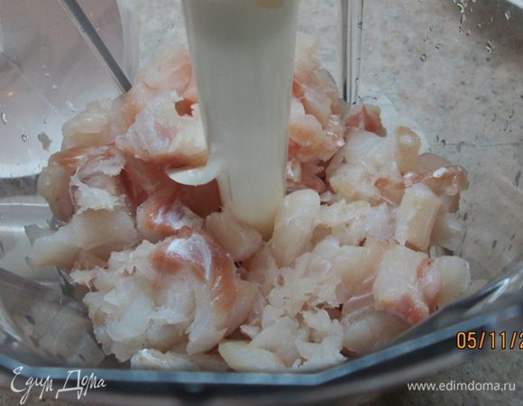 Если филе на коже, снять кожу. Ее можно использовать при варке рыбного бульона.
Филе нарезать кубиками. Поместить его в чашу блендера. Отправить туда же сахар, соевый соус, карри. Взбить. 
