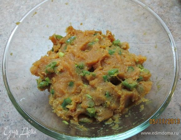 Добавить в рыбную массу фасоль, перемешать.