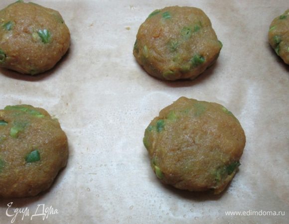 Противень застелить пергаментом, смазать его растительным маслом. 
Сформировать из рыбного пюре 8 котлеток, выложить на противень.
Запекать в разогретой до 200 град. духовке 20 мин.
