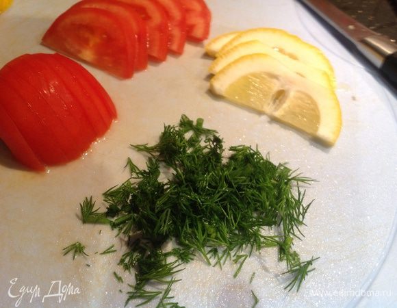 Укроп измельчить, помидоры и лимон нарезать тонкими ломтиками.