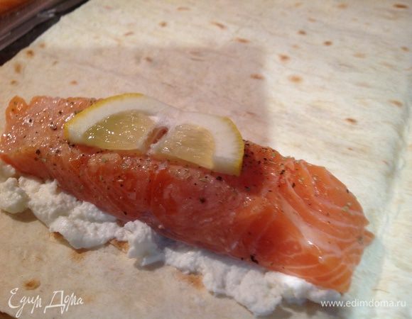 Сверху положить семгу и лимон. 