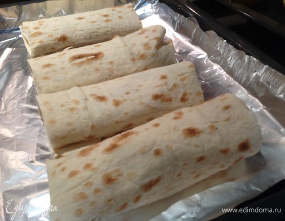 Лаваши завернуть, выложить на застеленный фольгой противень. Готовить в предварительно разогретой  до 200 градусов духовке  20-30 минут.

Приятного аппетита!!!