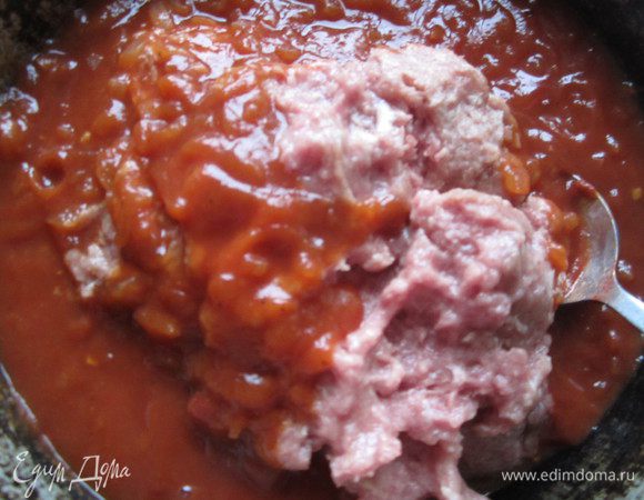 Положить в томатную смесь фарш, тушить до готовности. 