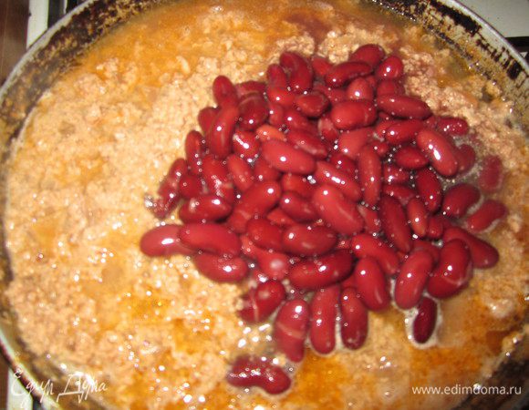 Добавить фасоль, немного подогреть. Посолить, поперчить по вкусу.