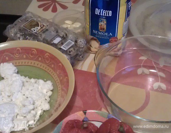 В муку (использовал семолу) добавляем 4 желтка и замешиваем крутое тесто. Месить не просто. Как соберется, под пленку и на полчасика отдыхать.