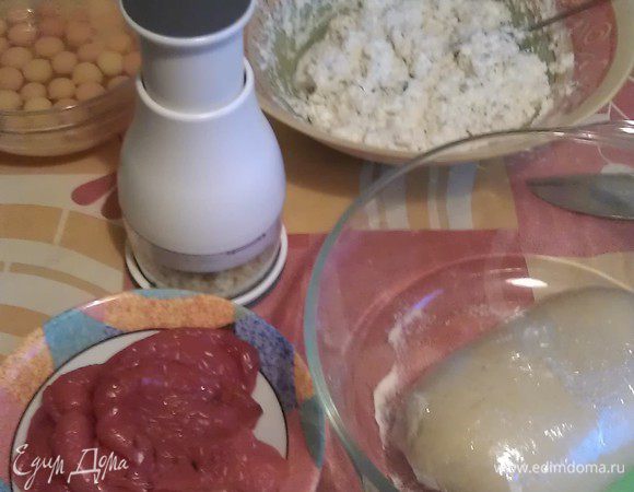 Пока колдуем с начинкой. В козий сыр добавляем слегка обжаренный на оливковом масле чеснок, вино. Тщательного перемешиваем (лучше руками, масса получится более однородная).