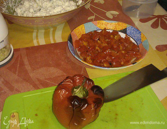 Соус. Запеченный и остуженный перец очищаем от шкуры и режем кубиками.