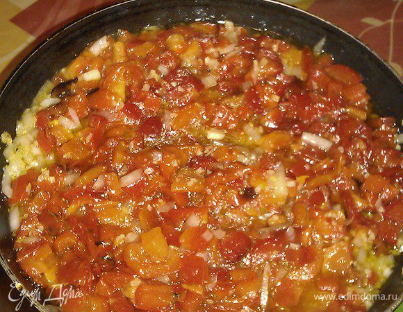 В глубокой сковороде обжариваем измельченный чеснок, добавляем столовую ложку сахара (появится обалденный аромат). НЕ передерживаем. Добавляем перец, соль, черный молотый перец. Тушим 5-10 минут. И отставляем до поры.