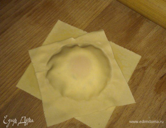 Подходящей по размером чашкой делаем контур. По которому и защипываем (чтобы склеилось лучше - смазываем пласты белком). Варим в большом кол-ве подсоленной воды 1-1,5 минуты. Полностью погрузить!!! Не передержите, желток не должен свариться.