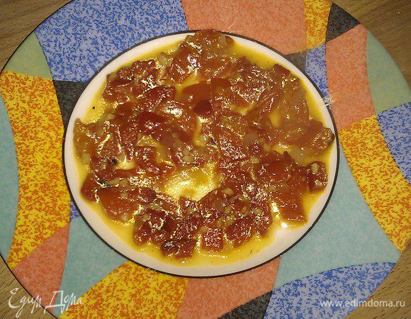 Сервировка.  На тарелку выкладываем небольшое кол-во соуса.