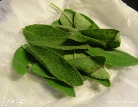Листики шалфея моем и обсушиваем.
