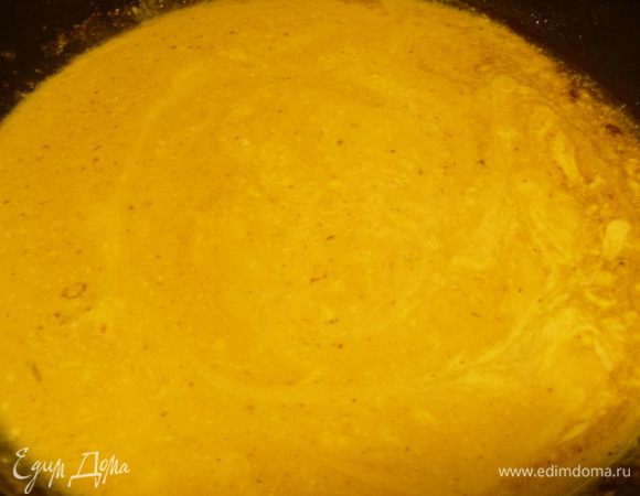 Разогреваем соки, выделившиеся при приготовлении мяса. Вливаем белое вино и бульон. Доводим до кипения и немного увариваем. Добавляем крем-фреш, солим, перчим по вкусу. 
