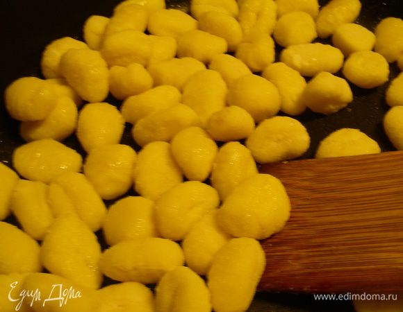 Ньокки обжариваем на сливочном масле минут 5. 
