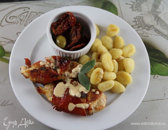 Подаем сальтимбокку, полив ее соусом и положив рядом с ней обжаренные ньокки, вяленые томаты и оливки. Приятного аппетита))
