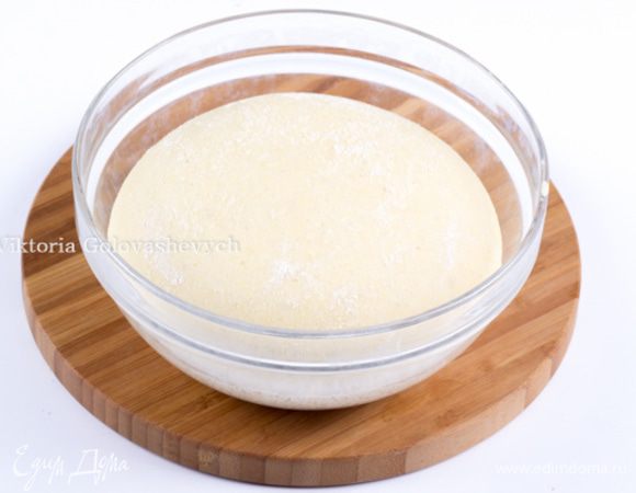 Тесто оставить подходить на 1 час или оставьте его на ночь в холодильнике. Таким образом, тесто будет подниматься очень медленно и кислотность улучшит его вкус, получится хрустящая корочка и мягкий мякиш.