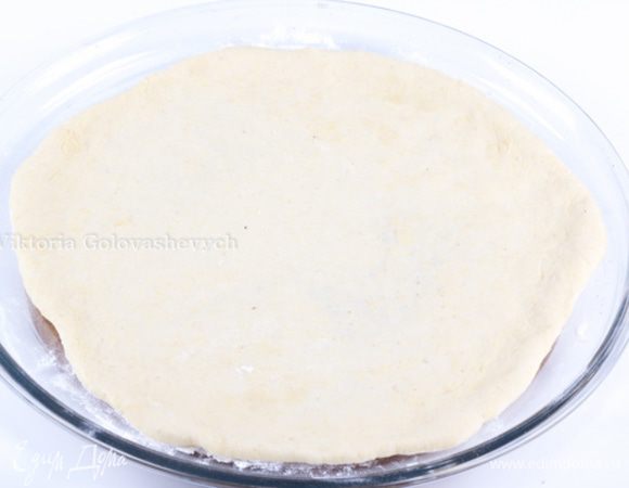 Вынуть тесто из миски и разделить его с помощью ножа или скребка на три части. Сформировать из этих частей шары и дать постоять 10 минут. Припорошить мукой рабочую поверхность. Убедитесь, что мука равномерно распределяется таким образом, что пицца не будет прилипать.
Возьмите один шар, положите ладонь в центре и нажмите наружу, чтобы свернуть тесто. Прижмите тесто немного и повторите операцию. Продолжать растягивать тесто, пока не получите круг диаметром 20-22 см. По краям пицца должна быть чуть толще, чем в центре. Повторите операцию с двумя оставшимися шарами. Перенести пиццы на посыпанной мукой противни.
