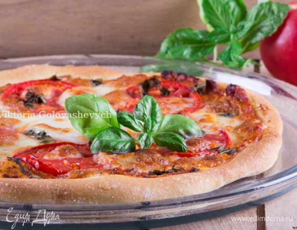 Отправить пиццы в разогретую духовку. Брызнуть с помощью пульвелизатора в духовку воду для создания влажной атмосферы. Уменьшите температуру в духовке до 240 ° C и выпекать в течение 10-12 минут, пока края не станут золотистыми.