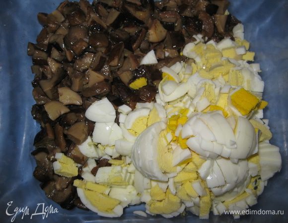 Грибы (у меня польские, свежие) 2 раза варим, мелко режим и жарим 10 минут. Варим и режим яйца.