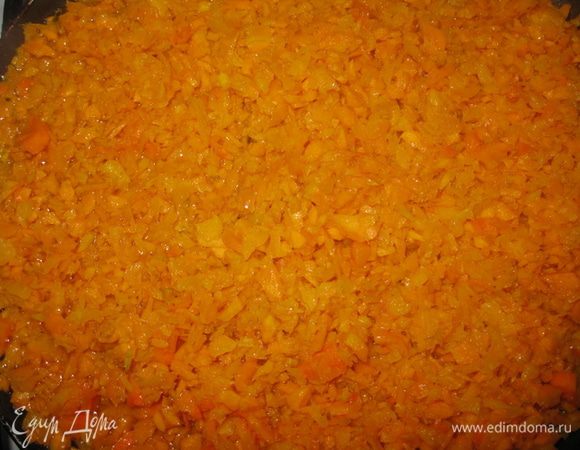 Потереть или измельчить морковь. Посеровать на растительном масле.